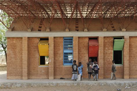 How Does Francis Kéré use Materials to Respond to Local Climate Conditions? | ArchDaily