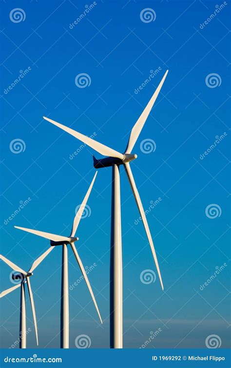 Turbinas O Molinos Modernos De Viento Que Proporcionan a Energía Foto