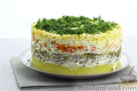Рецепт: Слоёный салат со шпротами, картофелем, морковью и маринованными ...