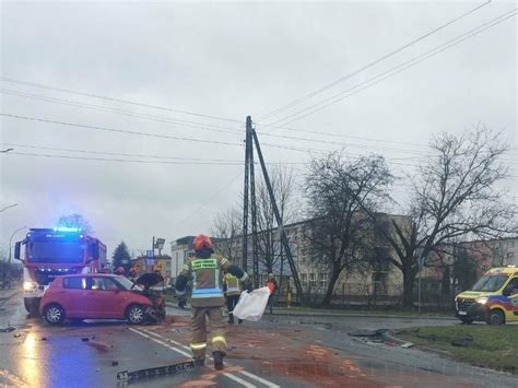 Ranna kobieta w zderzeniu dwóch samochodów w Łańcucie 22 latka nie