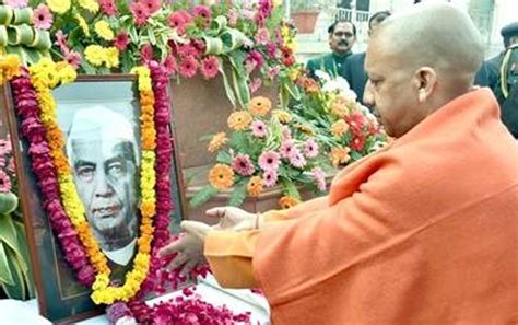 Adityanath Unveils statue of ex-PM Charan Singh