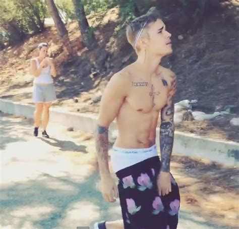 EGO Em vídeo na web Justin Bieber quase fica só de cueca notícias