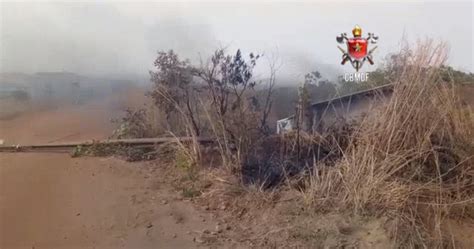 Motorista perde controle de caminhão derruba poste e causa incêndio