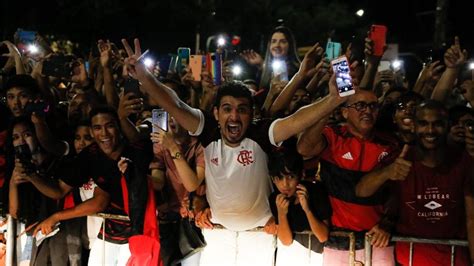 Torcida do Flamengo faz festa na chegada da delegação no Piauí