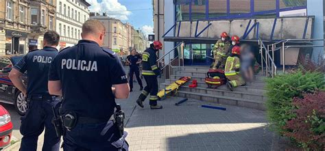 Inowrocław Szyld spadł na kobietę Jest apel policji Ino online