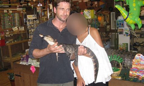 Gerard Butler S A Indragostit De O Romanca Afla Cine Este Bruneta Cu