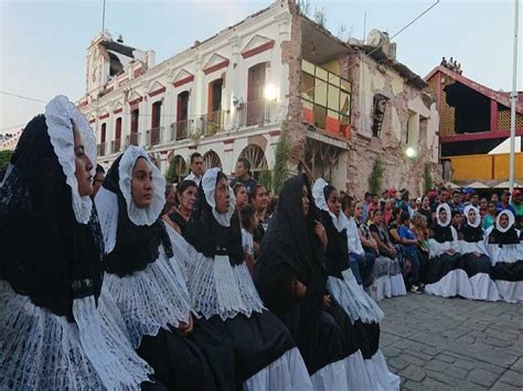 Rememoran 7 De Septiembre Con Trajes Regionales De Luto