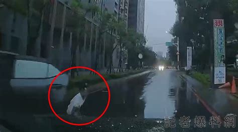 桃園驚悚車禍！5歲男童突開車門衝下車 遭對向車道來車撞擊”頭部重創” Enn台灣電報