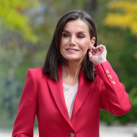 La Ltima Sorpresa De Letizia En Asturias Estrena Una Capa De Carolina