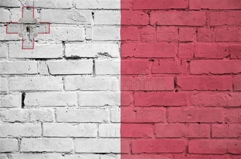 La Bandera De Malta Se Pinta Sobre Una Pared De Ladrillo Vieja Imagen