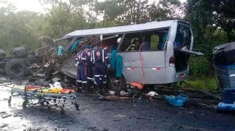 Choque entre autobús de pasajeros y camión deja 25 víctimas mortales