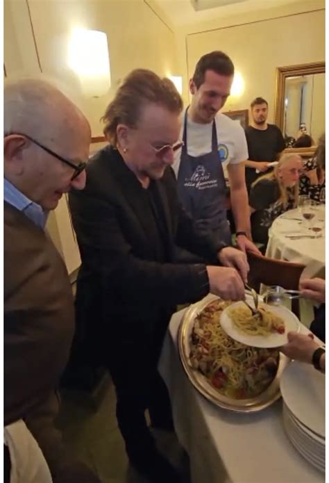 Napoli Bono Vox Festeggia Il Compleanno Da Mim Alla Ferrovia