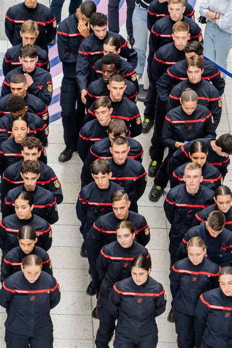 Vie Du Corps Remise De Casques Aux Jeunes Sapeurs Pompie Flickr