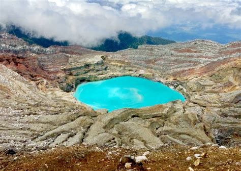 Bikin Jantungan Ini Cerita Mistis Dibalik Makam Puncak Gunung Lawu