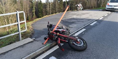 Schachen Bei Herisau AR Motorradfahrerin 17 Bei Sturz Verletzt