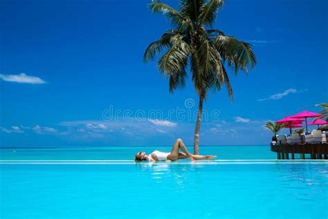 Elegante Sexy Vrouw In De Witte Bikini Op Het Dunne En Vormige Zonnige Lichaam Poselt Dicht Bij
