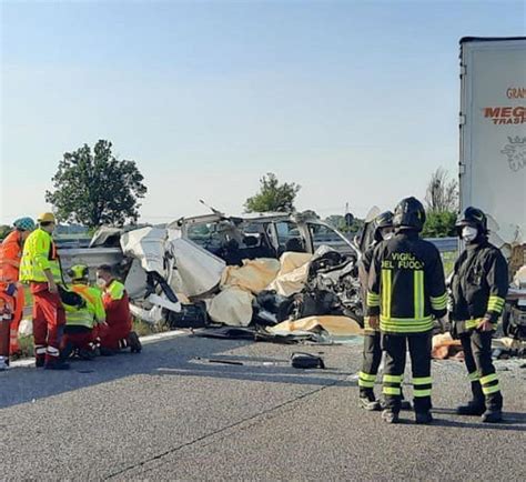 Schianto Furgone Tir Strage In Autostrada