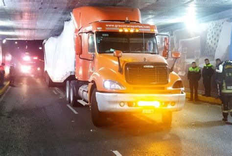 Tr Iler Queda Atorado Bajo Un Puente En La Ciudad De M Xico