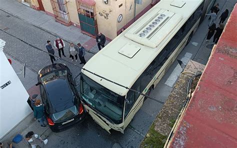 Accidente Entre Un Autob S Y Un Turismo En Teresa De Calcuta El Pleno