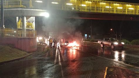 Manifestantes Pr Bolsonaro Queimam Pneus Na Br E Na Rs Durante