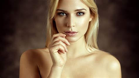 Картинки women brunette in bed ass lying on front black lingerie depth of field обои