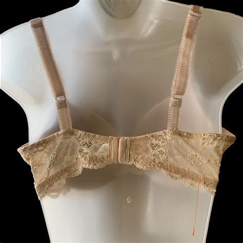 Wacoal Nude Beige Bra With Lace Molde Cups And An Und Gem