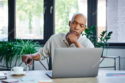 S Ndrome De Ptosis Negrita Hombre De Negocios Afroamericano Usando