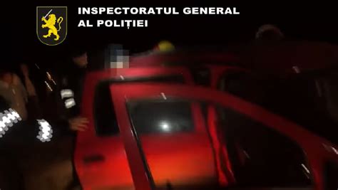 Video Doi tineri din Sîngerei reținuți de Poliție fiind suspectaţi