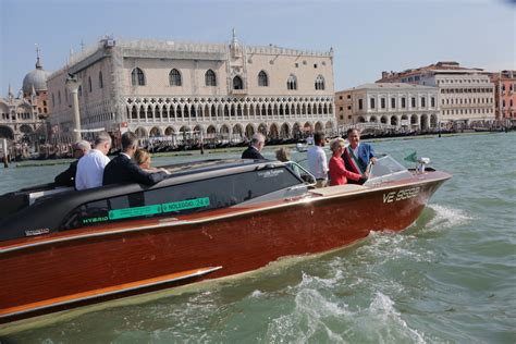 Ursula Von Der Leyen A Venezia Video E Foto Dell Arrivo In Gondola Con