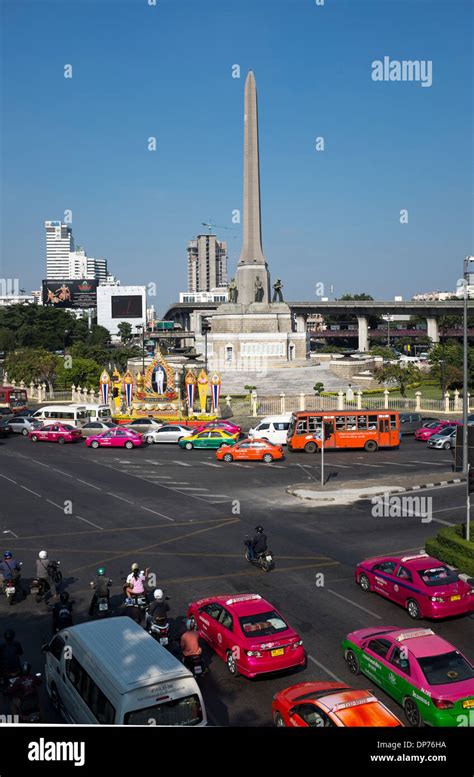 Victory Monument Roundabout Or Interchange Stock Photo Alamy