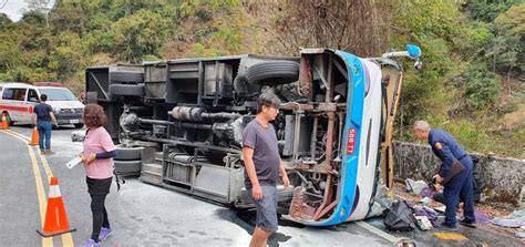 疑煞車失靈 奧萬大聯外道中巴翻覆1死20傷 社會 自由時報電子報