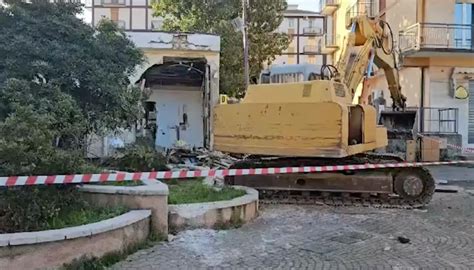 Alle Poste Con Un Escavatore A San Marco In Lamis Vicino Foggia