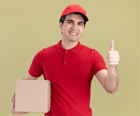 Repartidor Cauc Sico Joven Sonriente En Uniforme Rojo Y Gorra