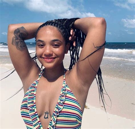 10 Sexy Hot Kiersey Clemons Bikini Pics