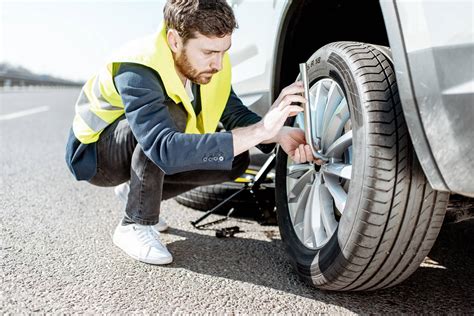 C Mo Cambiar Una Rueda Del Coche En Sencillos Pasos