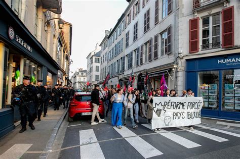 R Forme Forc E Pays Bloqu Annoncent Une Centaine De Manifestants