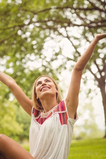 Mujer Sonriente Con Las Manos Levantadas Foto Premium