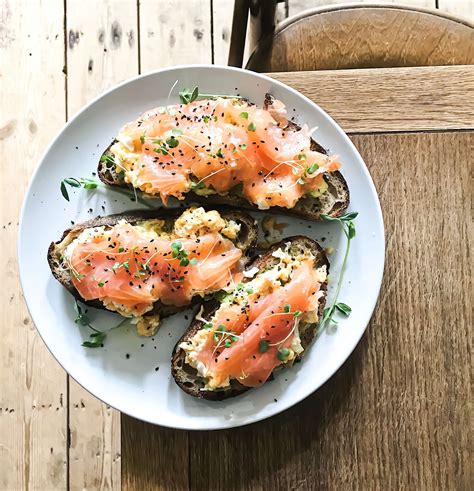 Recette Tartine de truite fumée et œufs brouillés Le Marché de la Mer