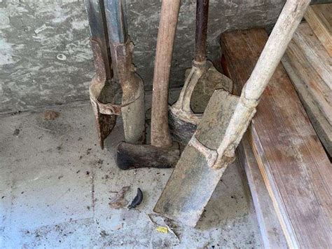 Post Hole Diggers Trench Scoop Axe United Edge Real Estate And Auction