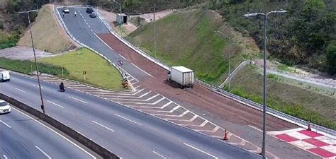 Caminhão Usa área De Escape Do Anel Rodoviário Em Belo Horizonte