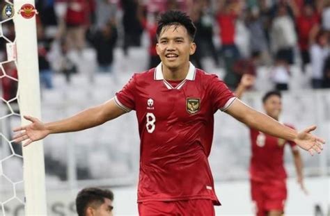 Pemain Timnas Indonesia U Salat Jumat Di Kamboja Netizen Salah