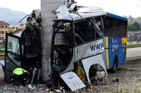 Cinco Fallecidos Y Heridos En El Grave Accidente De Autob S En