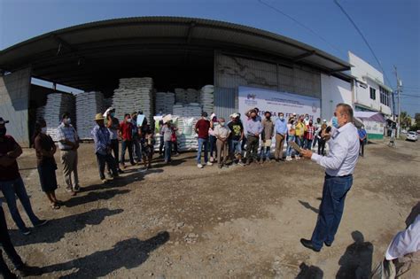 Pepe De La Torre Y Comuna Cumplen Entregan Fertilizante A Mitad De