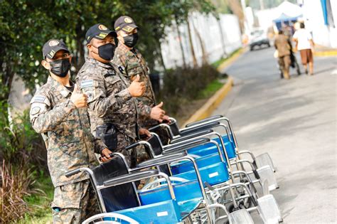 Fotos En Su D A Los Soldados Sirven A La Poblaci N Salvadore A