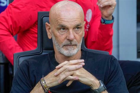 Milan Cagliari Pioli Costretto Al Cambio L Attaccante Esce Per Infortunio