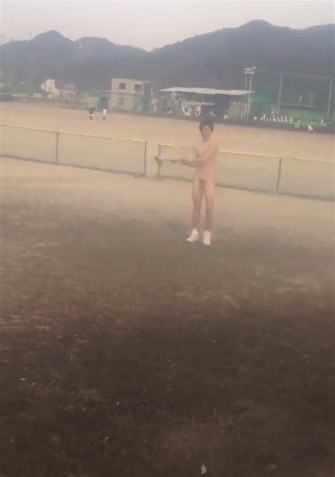 Baseball boy naked on field ThisVid 日本語で
