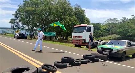 Manifestantes interditam ponte sobre o Rio Paraná na divisa entre os