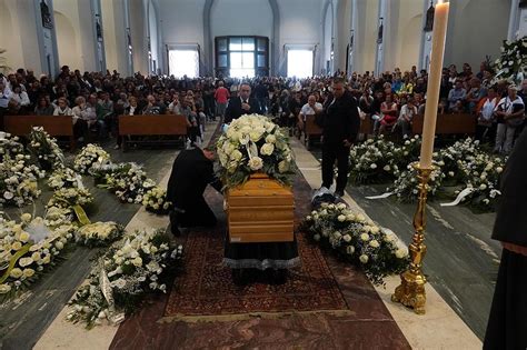 Il Funerale Nel Giorno Del Compleanno L Addio Ad Alessandro Giovane