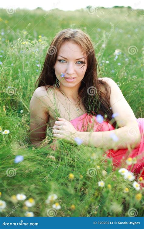 Chica Joven Hermosa Que Miente En El Campo Verde Foto De Archivo