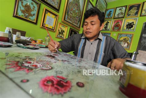 Seni Lukis Kaca Cirebon Bertahan Di Arus Jaman Republika Online